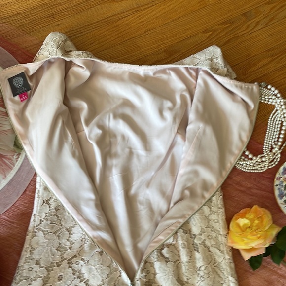 🌺 VINCE CAMUTO; Beautiful - Light Pink, Cap-Sleeved Lace Dress in Misses Size 2 - Picture 13 of 13